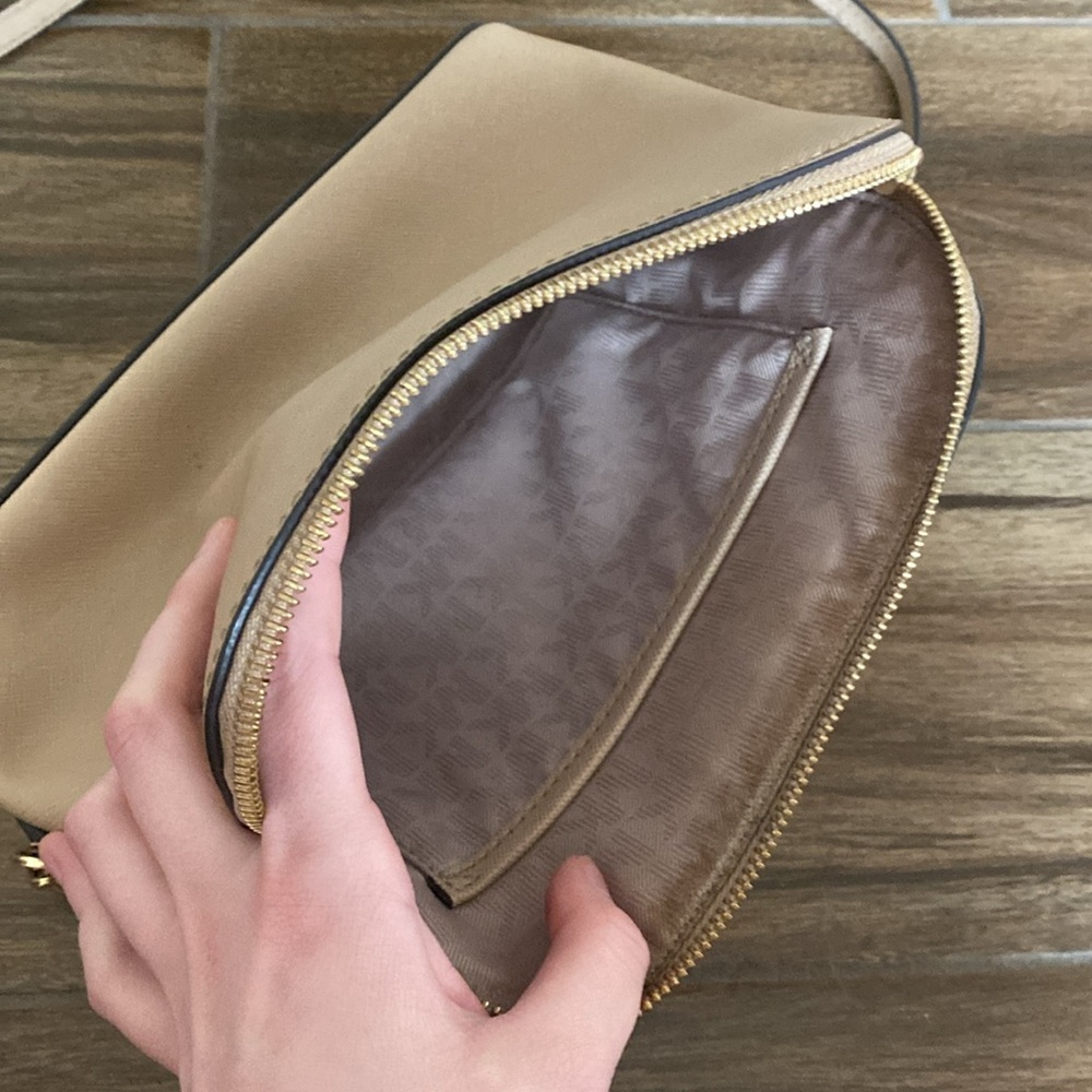 💋Michael Kors Cream Crossbody Bag! - Picture 6 of 10
